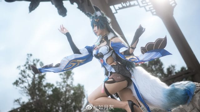 如月灰COS星穹铁道驭空：紫瞳墨绿长发狐耳造型搭配中式庭院实景还原仙舟司舵从容气韵