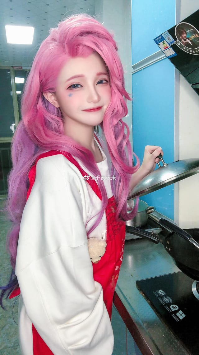 千夜未来萨勒芬妮COS作品:粉紫梦幻舞台风还原英雄联盟歌姬