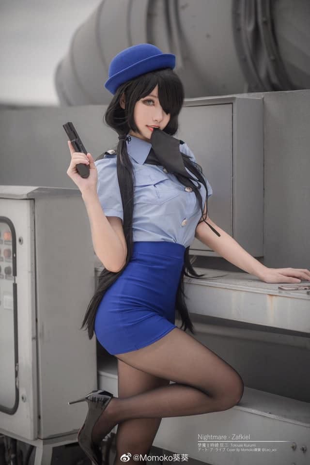 Momoko葵葵女警版时崎狂三COS：制服与哥特精灵碰撞的暗调写真