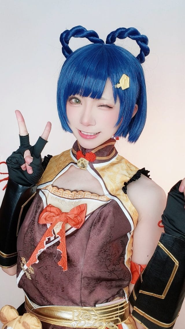 Kitaro_绮太郎COS原神香菱：蓝发厨娘装搭配馒头道具，灵动表情还原万民堂少女