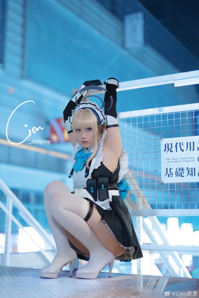 Cien恩恩蔚蓝档案飞鸟马时COS写真,霓虹冷光下的女仆特工持枪帅翻