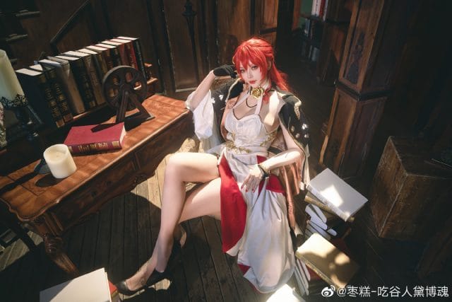 枣糕-吃谷人黛博魂COS崩坏星穹铁道姬子：红发白裙黑外套造型，翘腿坐姿还原角色自信气质