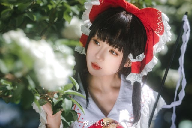 修老虎出镜东方Project博丽灵梦COS，红白巫女服漫步夏日山林