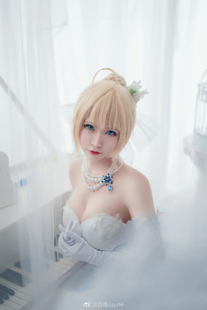 淼唯Jaune婚纱版Saber Alter COS：黑化骑士王披上纯白嫁衣的冷艳反差
