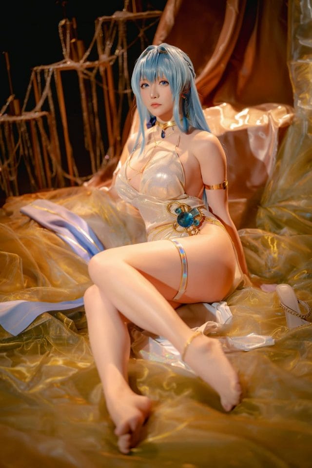 星之迟迟COS海伦:蓝瞳冷光下的《胜利女神:妮姬》战姬还原