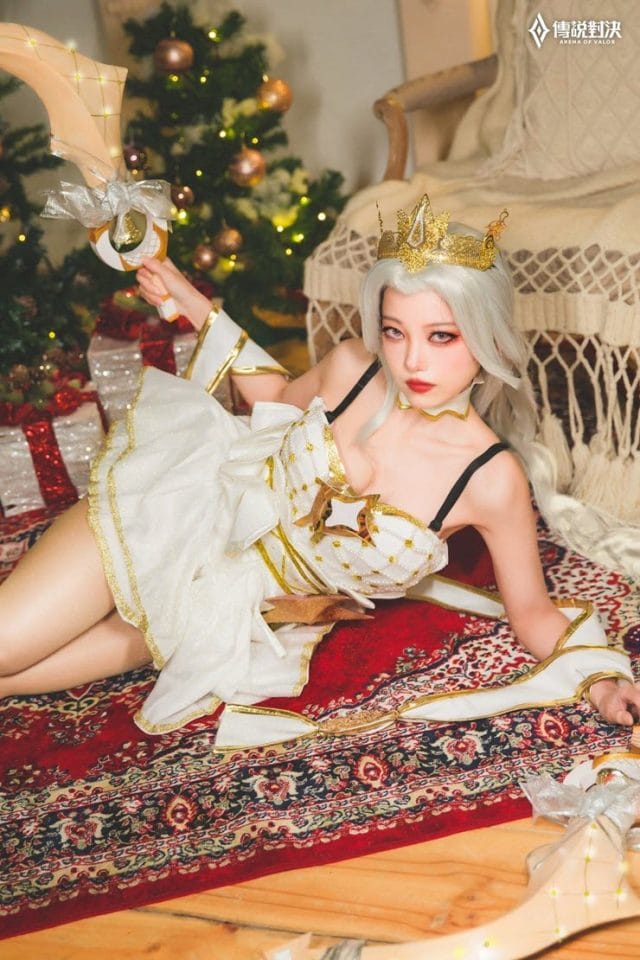 杨哲Arger COS《传说对决》叶娜「圣诞舞姬」,白色吊带露肩造型还原皮肤细节