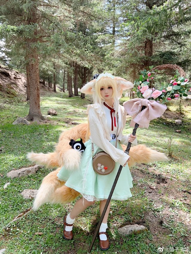 菌子宝宝 COS 明日方舟铃兰，森林外景还原九尾狐少女温柔气质