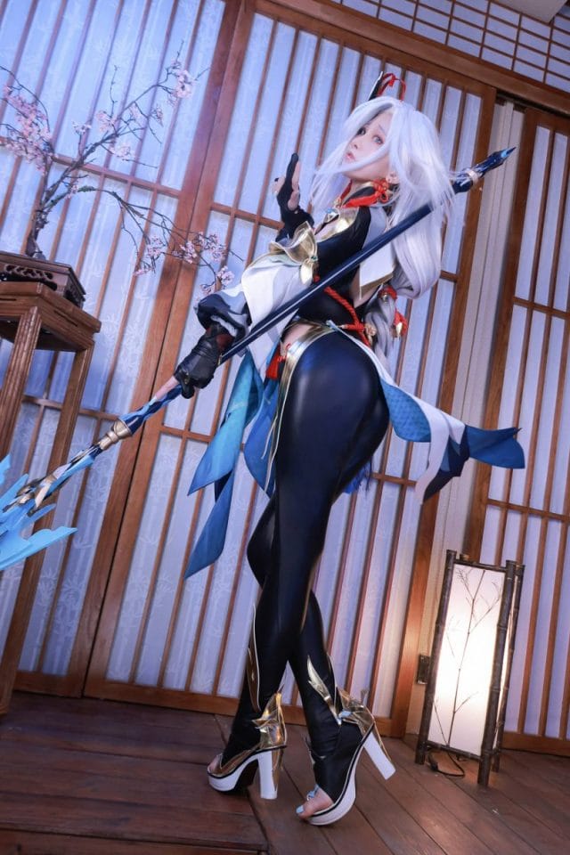 水淼aqua 原神申鹤 COS 图集，白蓝仙衣清冷还原眼神带着锐气
