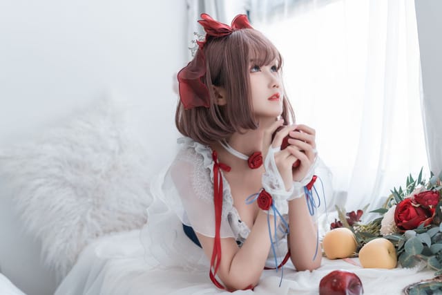 三度_69 COS白雪公主：甜美与大胆并存的现代风格改编图集