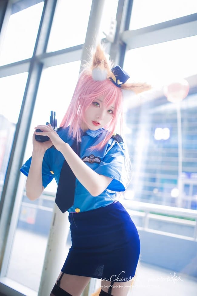 chase起司女警版玉藻前COS：深色制服与狐耳尾巴的反差演绎