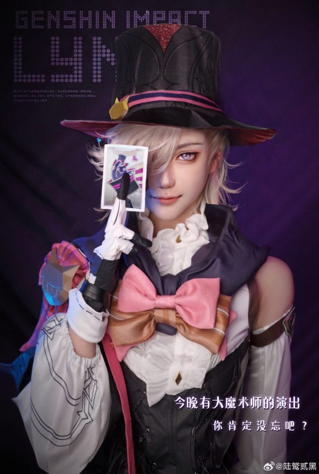 陆鹫贰黑cos原神林尼：黑白礼服搭配紫瞳妆面，魔术师气质还原实拍
