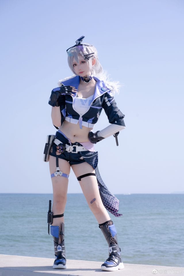 菌子宝宝COS银狼海边写真:银白马尾战斗服搭配自然光,崩坏星穹铁道星核猎手高还原图集