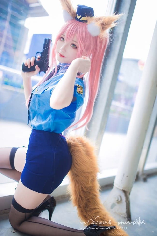 chase起司女警版玉藻前COS:深色制服与狐耳尾巴的反差演绎