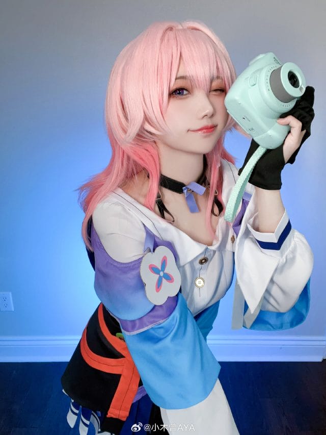 小木曾AYA三月七COS写真：粉蓝造型还原崩坏星穹铁道冰系少女的灵动瞬间