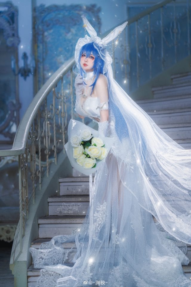 渊秧碧蓝航线新泽西花园「白雪之仪」婚纱COS写真,蓝发白裙阶梯回眸如梦似幻
