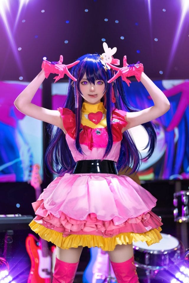 小柔SeeU COS《我推的孩子》星野爱:粉色偶像服配星之瞳,舞台聚光下还原B小町中心