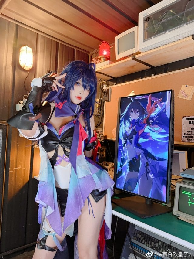 w百合欧皇子w COS崩坏星穹铁道希儿:紫色长发搭配暗调侧光,冷冽眼神还原蝴蝶代号的酷飒气质