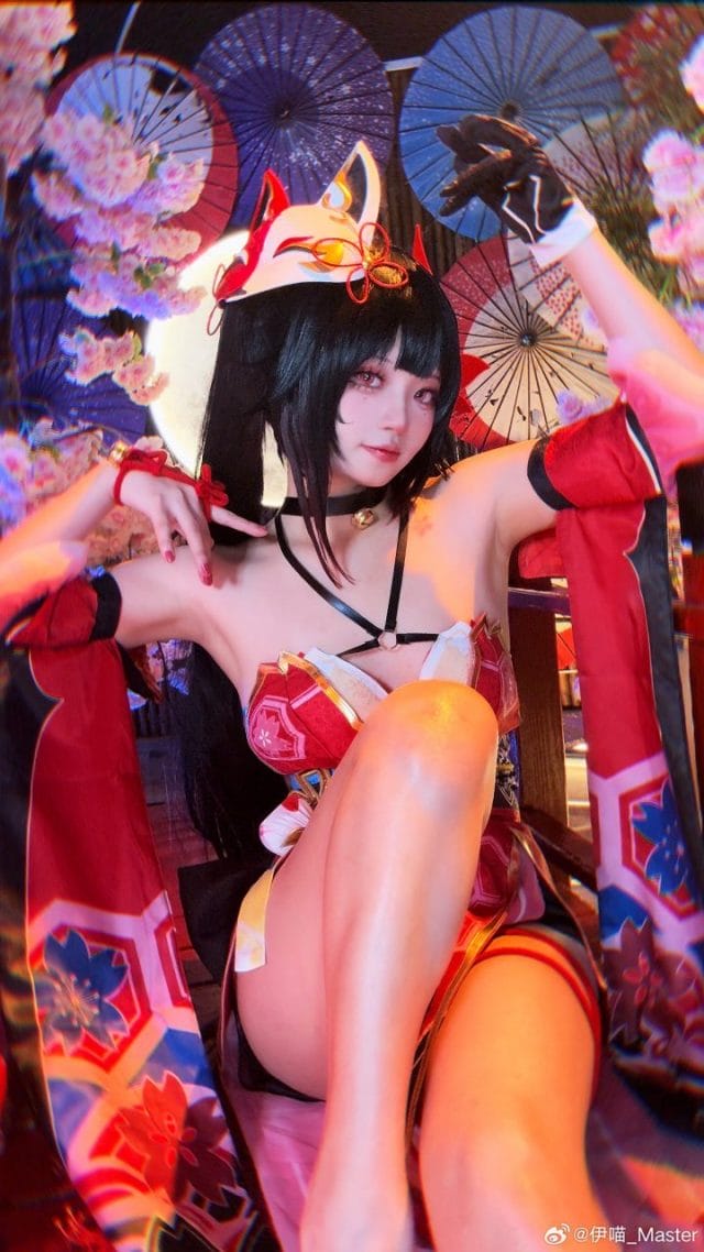 伊喵_Master《崩坏:星穹铁道》花火COS,手持狐面轻笑演绎欢愉神韵