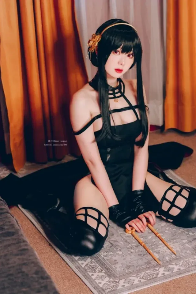 霜月shimo cosplay约尔·福杰:黑裙金刃还原荆棘公主冷艳风采