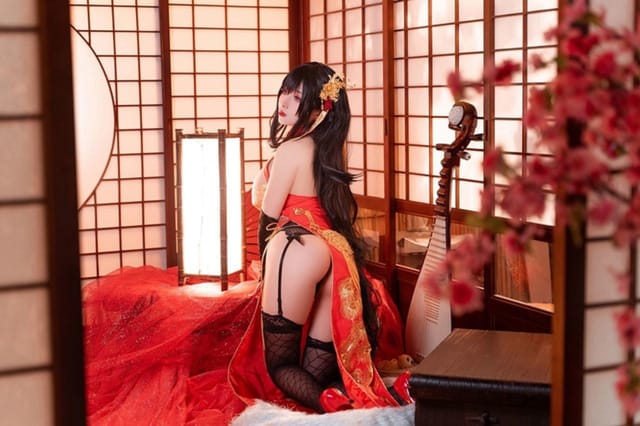 Rioko凉凉子碧蓝航线大凤COS图集 黑红舰装还原三头怪身材曲线