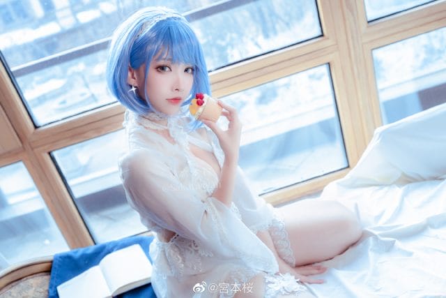 宮本桜碧蓝航线恰巴耶夫COS：白骑兵假日纯白礼服慵懒写真