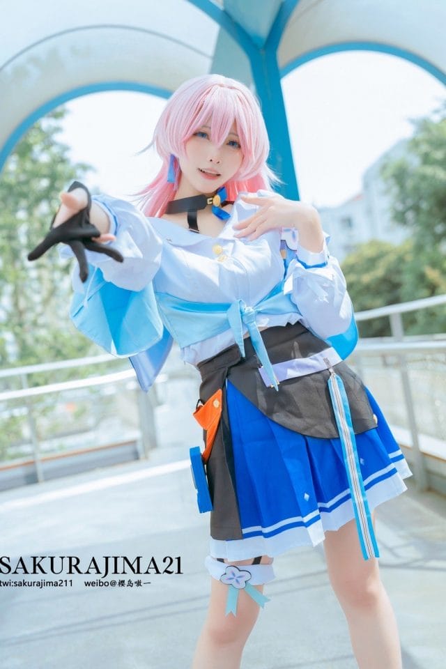 樱岛嗷一cos三月七写真,粉发蓝裙还原《崩坏:星穹铁道》少女气质