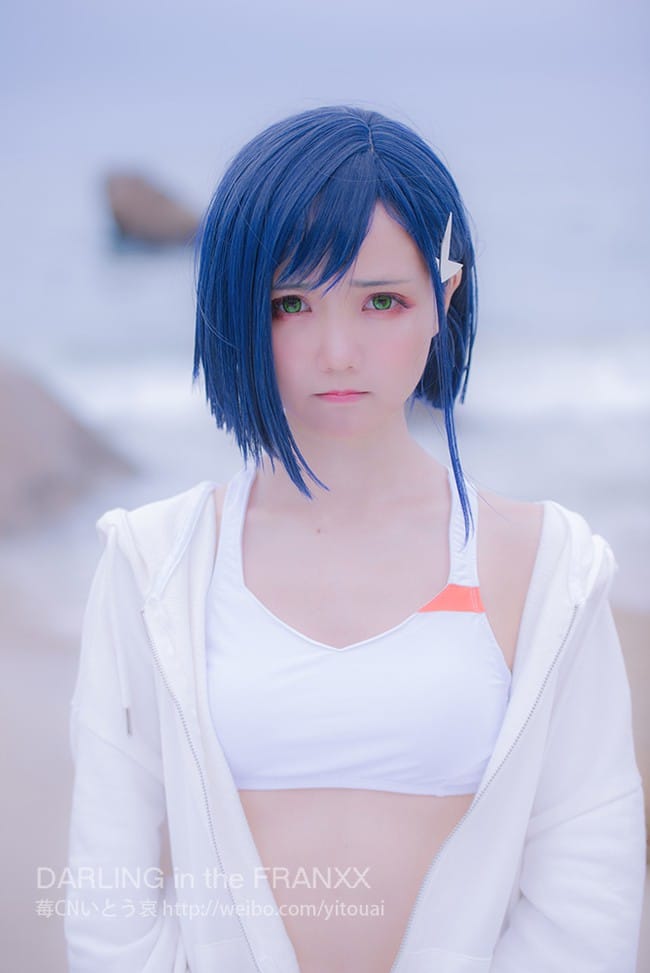 猫步她老公哀子COS《DARLING in the FRANXX》莓，冷色调下短发驾驶服的克制少女感