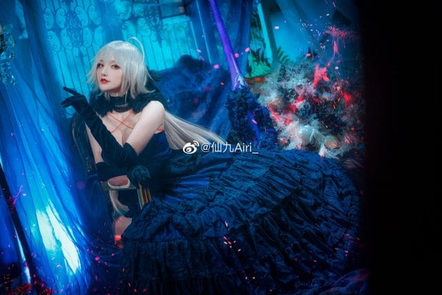 仙九Airi的COS还原Fate黑婚纱贞德，银发持剑展现冷冽高贵气质