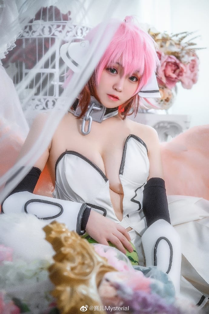 寶儿Mysterial《天降之物》伊卡洛斯COS:绿瞳粉发白色战斗服的柔美还原