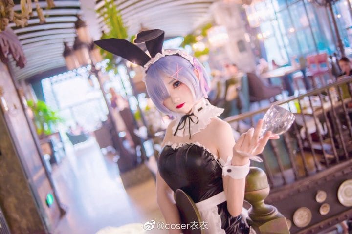 衣衣cos《Re:Zero》蕾姆女仆装 深蓝眼眸还原温柔坚毅气质