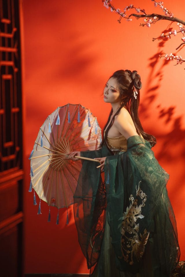 yuuhui玉汇《孤独中的亲密》图集：60张照片用服饰与眼神编织孤独感的视觉叙事