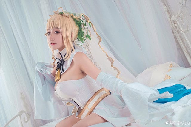 穆零Mu0《Fate/Grand Order》红Saber尼禄新娘装COS，白色礼服配红披风还原华丽细节