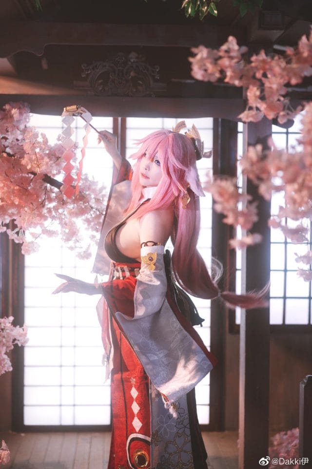 Dakki伊八重神子COS 粉发巫女装还原稻妻神社场景