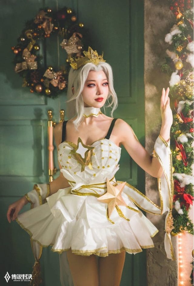 杨哲Arger COS《传说对决》叶娜「圣诞舞姬」,白色吊带露肩造型还原皮肤细节