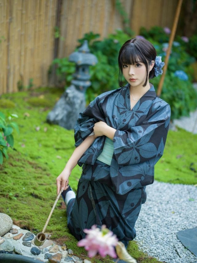yuuhui玉汇「中庭之妻」COS写真：雨中日式庭院里的蓝色和服与安静情绪