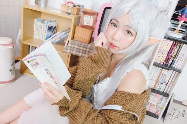 Kotoro芙莉莲睡衣居家COS写真,复古客厅里的慵懒千年少女