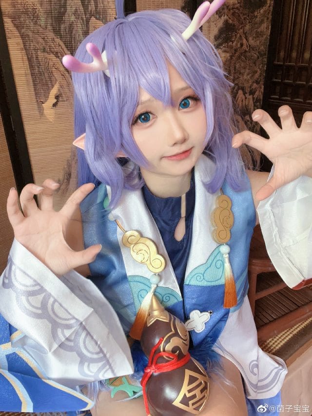 菌子宝宝COS星穹铁道白露:龙角紫发药葫芦精准还原,元气动态诠释丹鼎司龙女名医