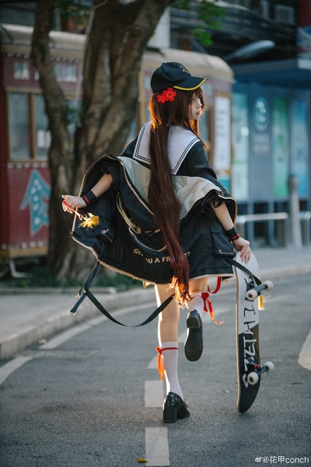 花甲conch《原神》胡桃COS 往生堂堂主服装还原与顽皮气质演绎