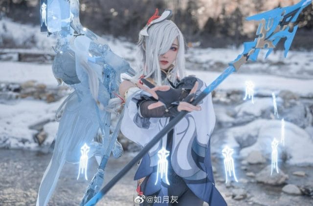如月灰COS原神申鹤:雪景实拍还原璃月仙人的清冽仙气