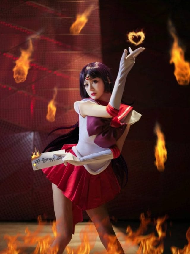 一米八的大梨子火野丽COS图集:乌黑长发与红白女祭司服,还原美少女战士的冷冽气质