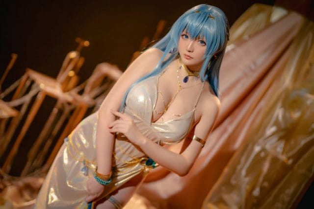 星之迟迟COS海伦：蓝瞳冷光下的《胜利女神：妮姬》战姬还原