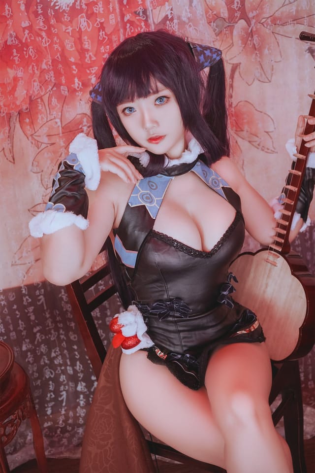 MessieHuang杨贵妃COS图集:黑色皮裙搭配琵琶还原FGO暗调写真