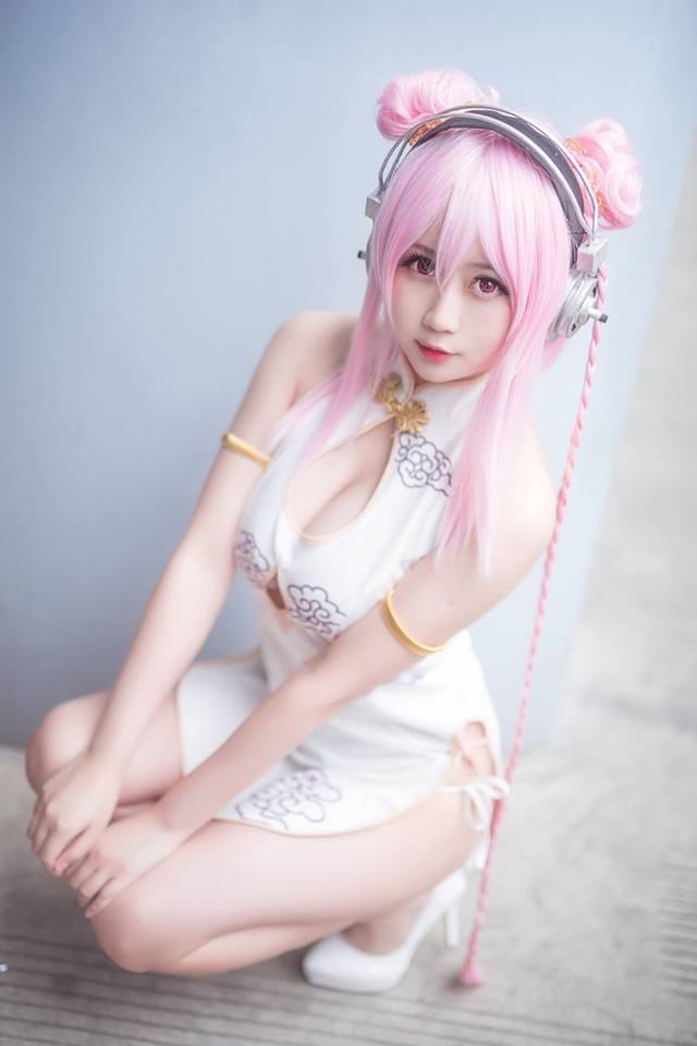 依依超级懒超级索尼子COS写真:娃娃脸搭配魔鬼身材的甜美私房图集