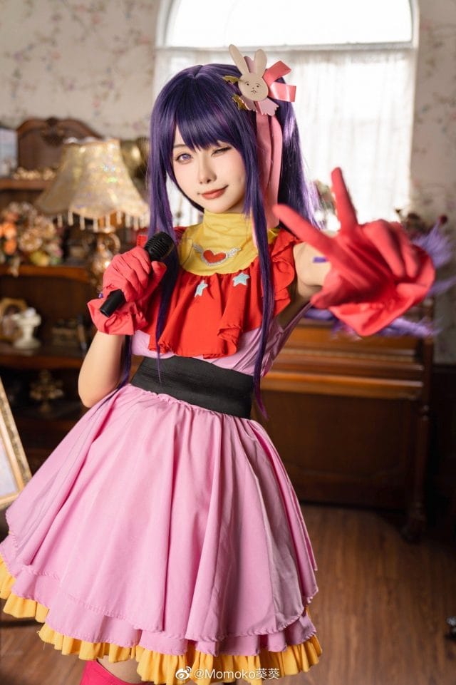 Momoko葵葵COS《我推的孩子》星野爱：紫色星瞳美瞳还原偶像妆容，粉色舞台装配挑染长发