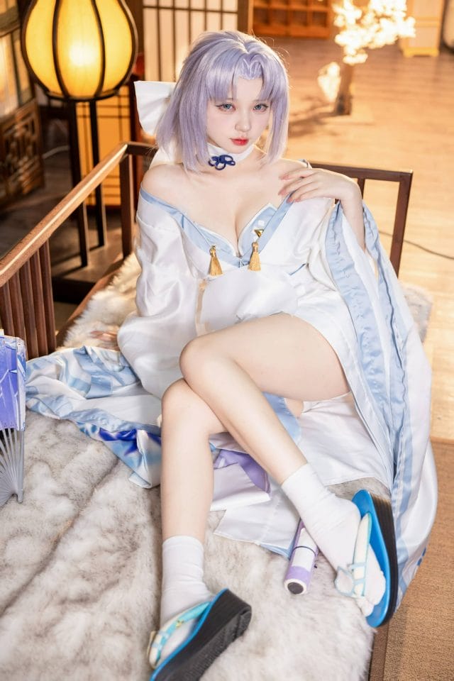 花铃COS《闪乱神乐》雪泉，白色和服冰系造型还原度拉满