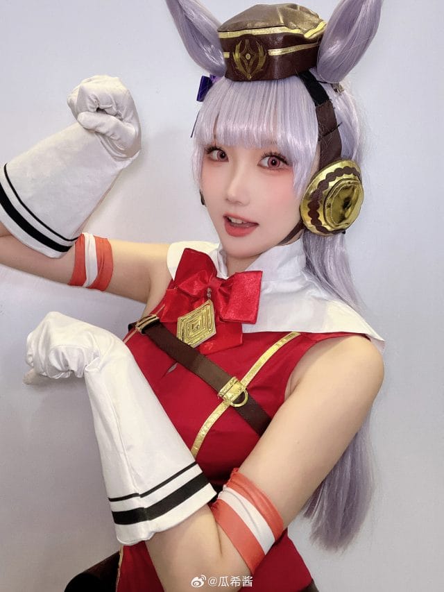 瓜希酱cos赛马娘黄金船,银发红制服还原失望系美少女的颜艺