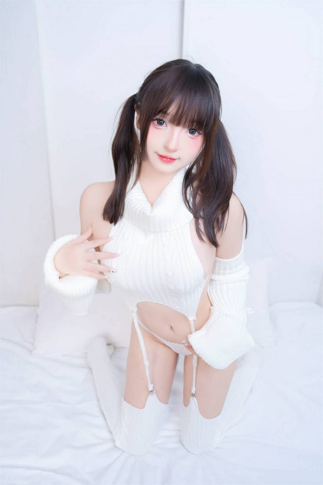 神楽坂真冬「斩男毛衣」写真图集:极简卧室里的松弛感与线条美