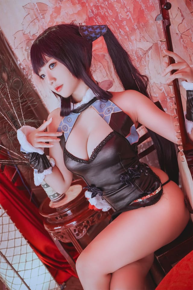 MessieHuang杨贵妃COS图集:黑色皮裙搭配琵琶还原FGO暗调写真