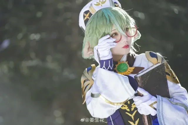 姜生花cos《原神》砂糖，清透绿系造型还原炼金少女的安静气质