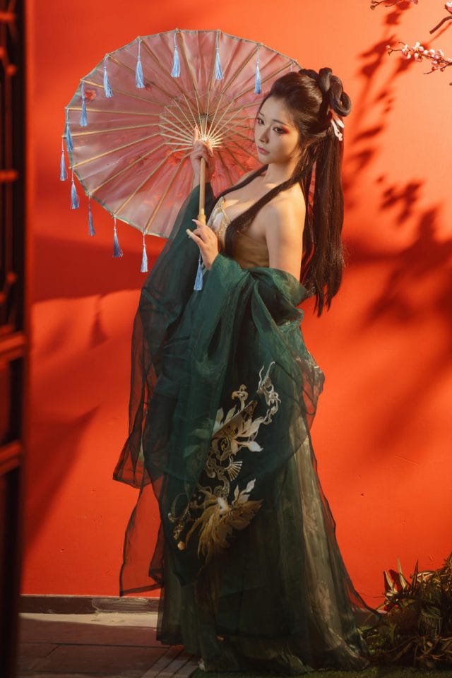 yuuhui玉汇《孤独中的亲密》图集：60张照片用服饰与眼神编织孤独感的视觉叙事